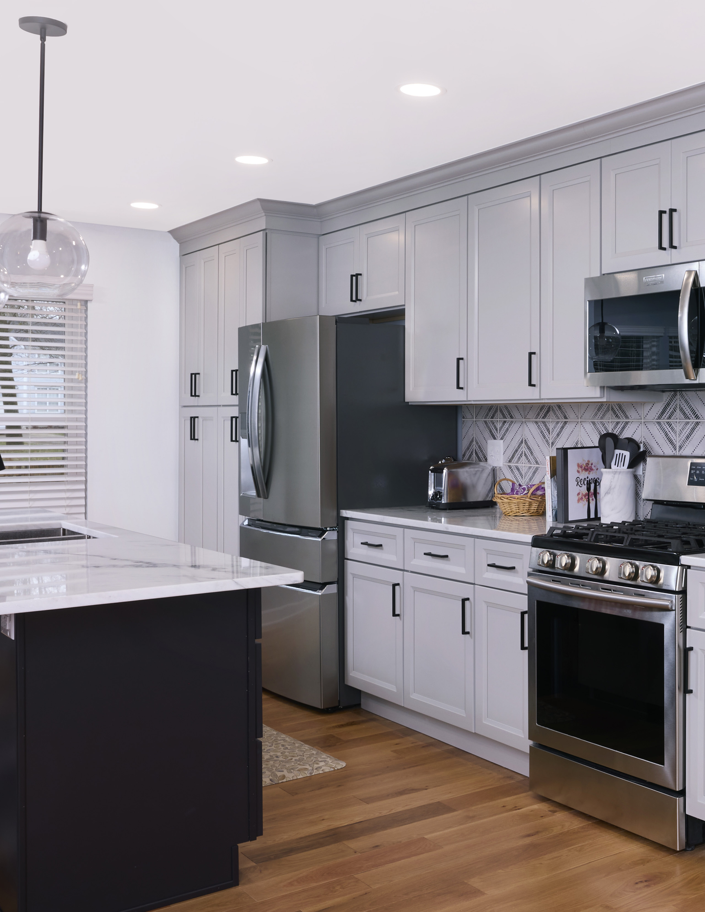 B18 - SINGLE DOOR/SINGLE DRAWER - BASE CABINET